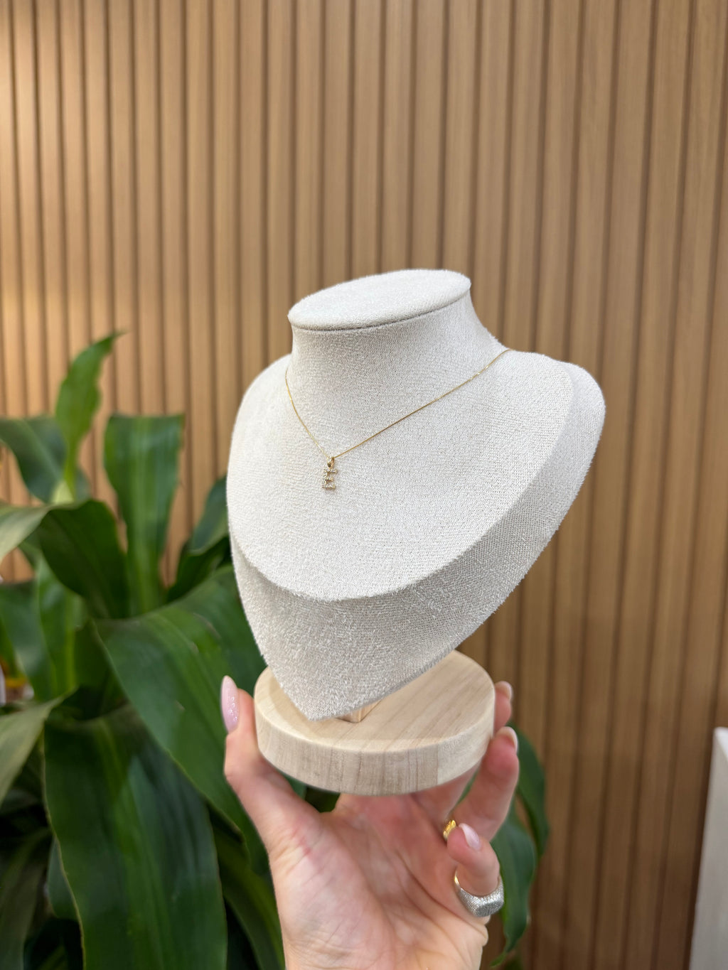 COLLANA INIZIALE E ORO 9 CARATI CON DIAMANTINI