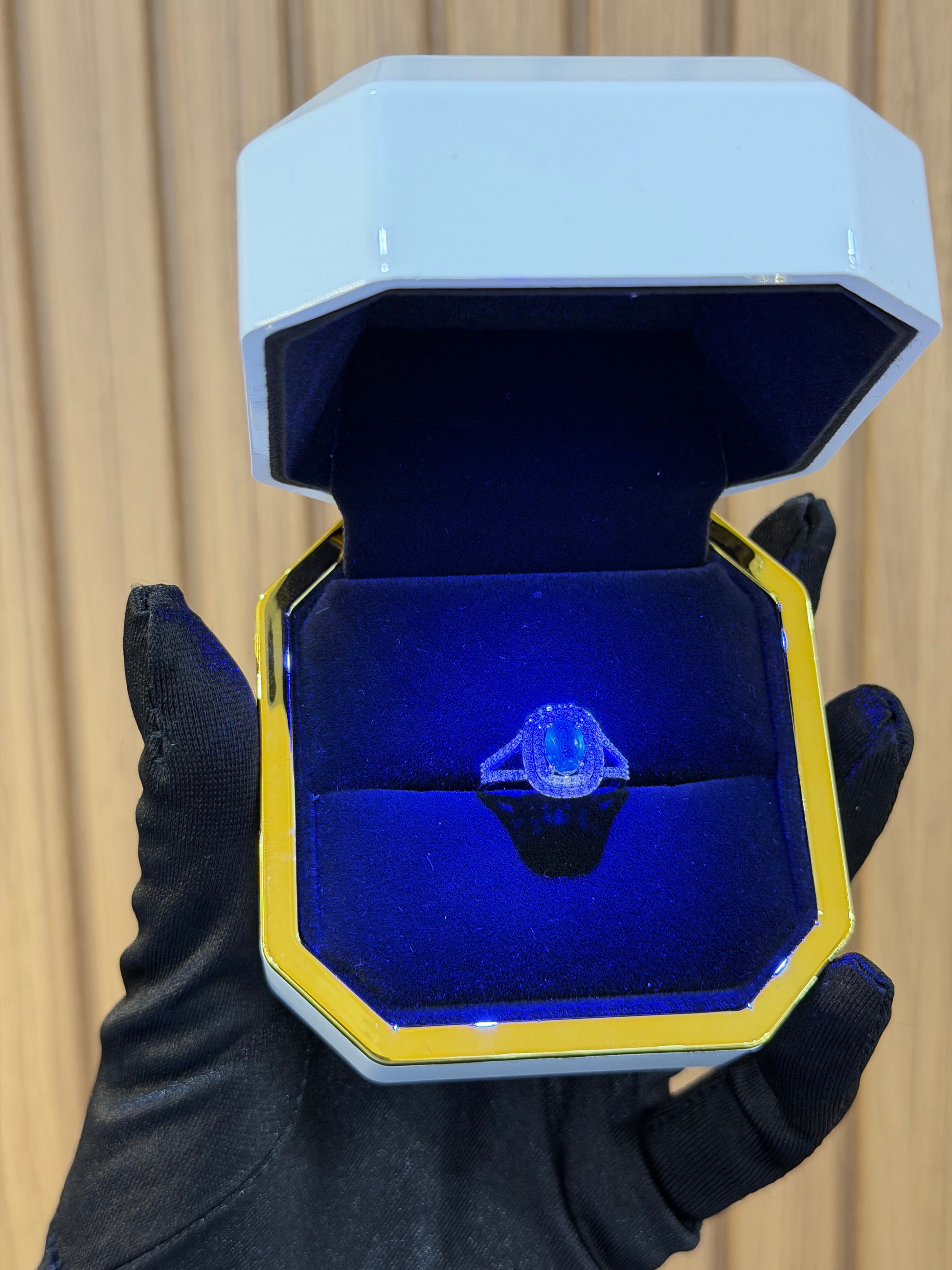 ANELLO ORO 18KT CON DIAMANTI E SMERALDO