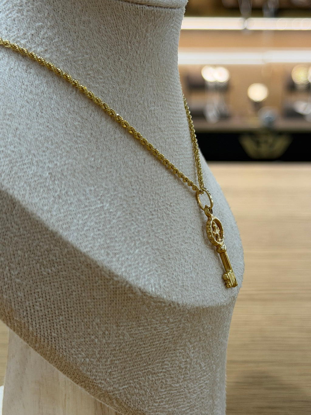 COLLANA ORO 18KT CON CIONDOLO CHIAVE