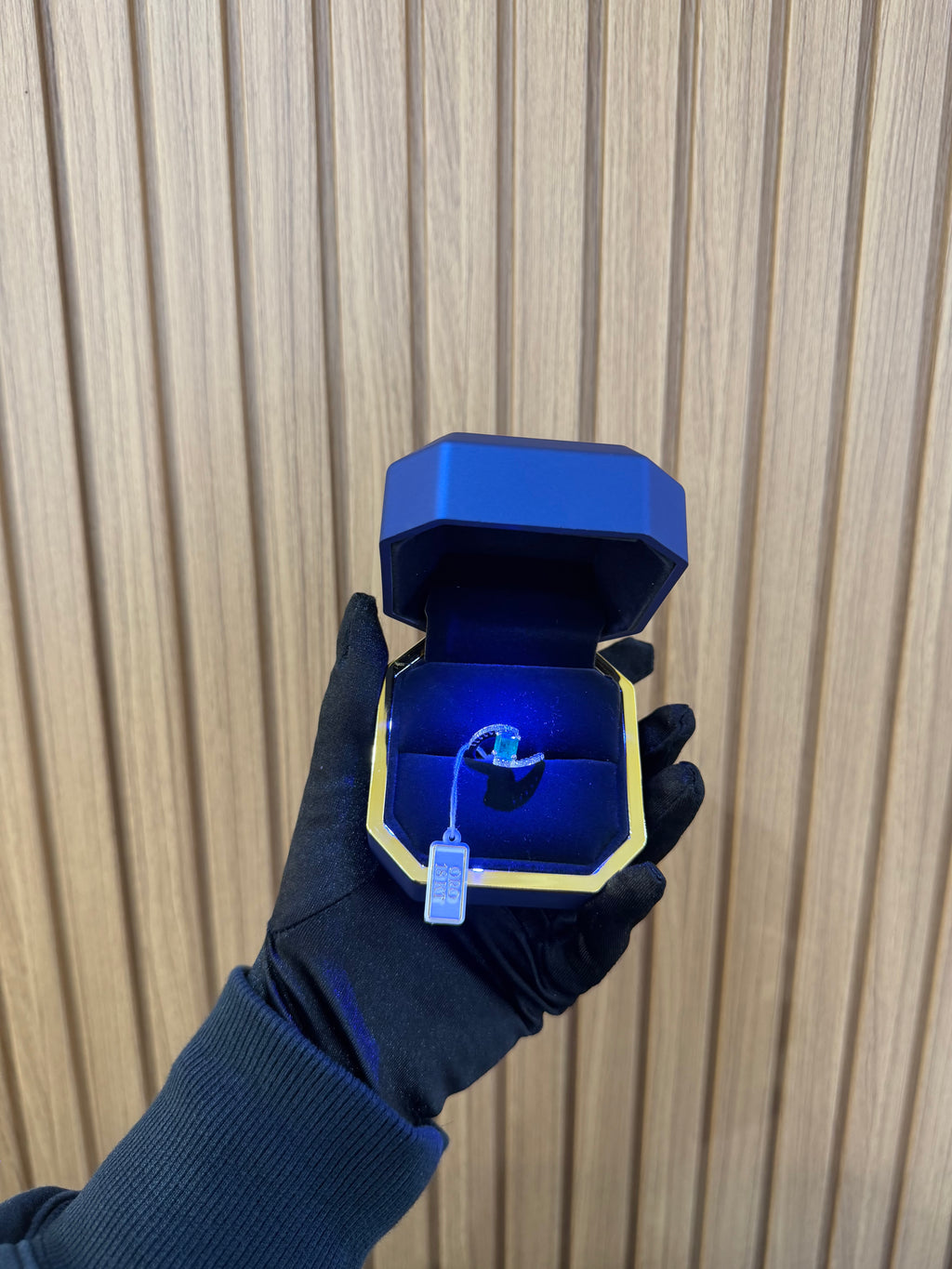 ANELLO ORO 18KT CON DIAMANTI E SMERALDO