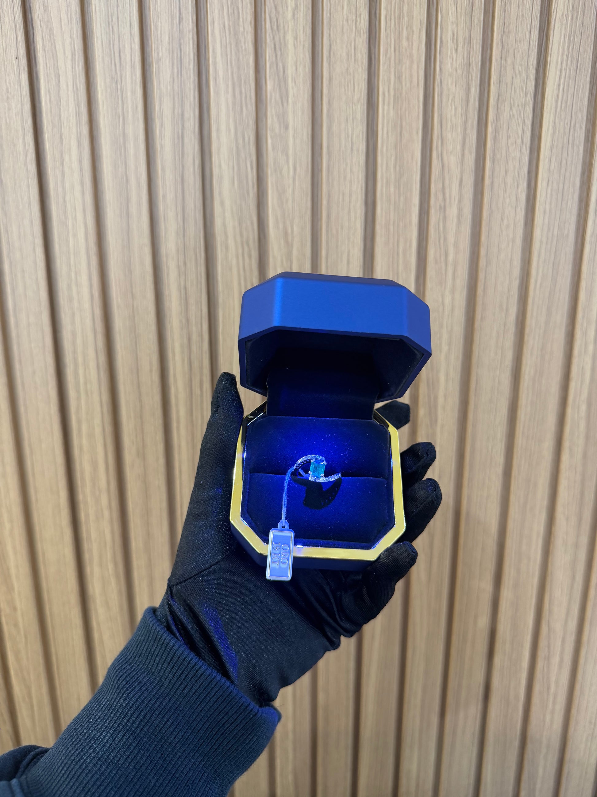 ANELLO ORO 18KT CON DIAMANTI E SMERALDO