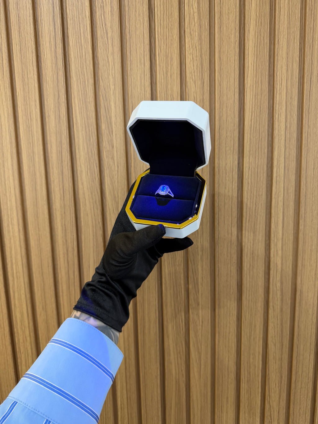 ANELLO ORO 18KT CON DIAMANTI E SMERALDO