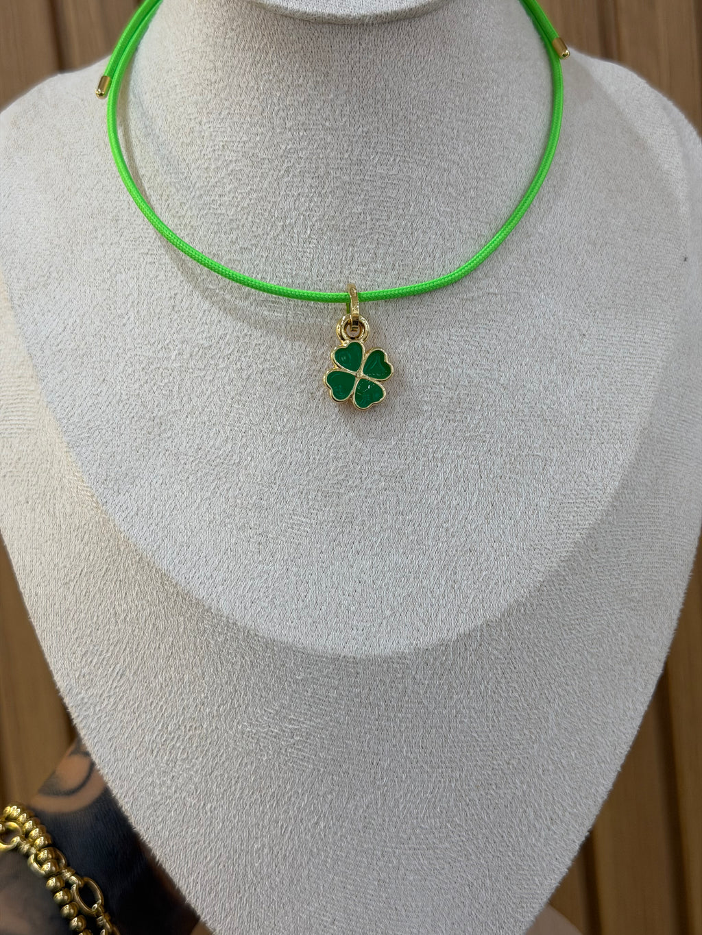 COLLANA CALAMITA CON CIONDOLO QUADRIFOGLIO ORO 18KT