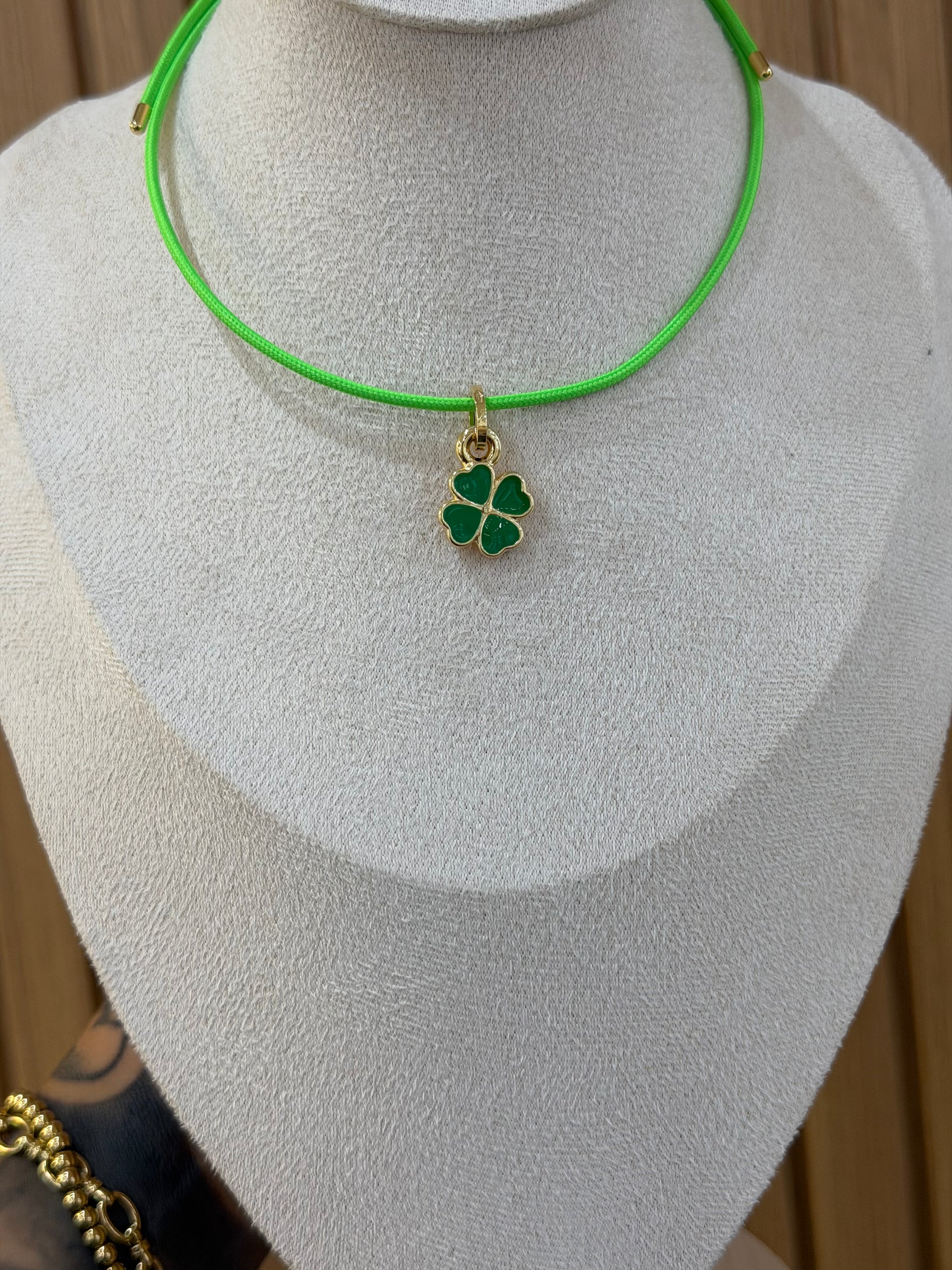 COLLANA CALAMITA CON CIONDOLO QUADRIFOGLIO ORO 18KT