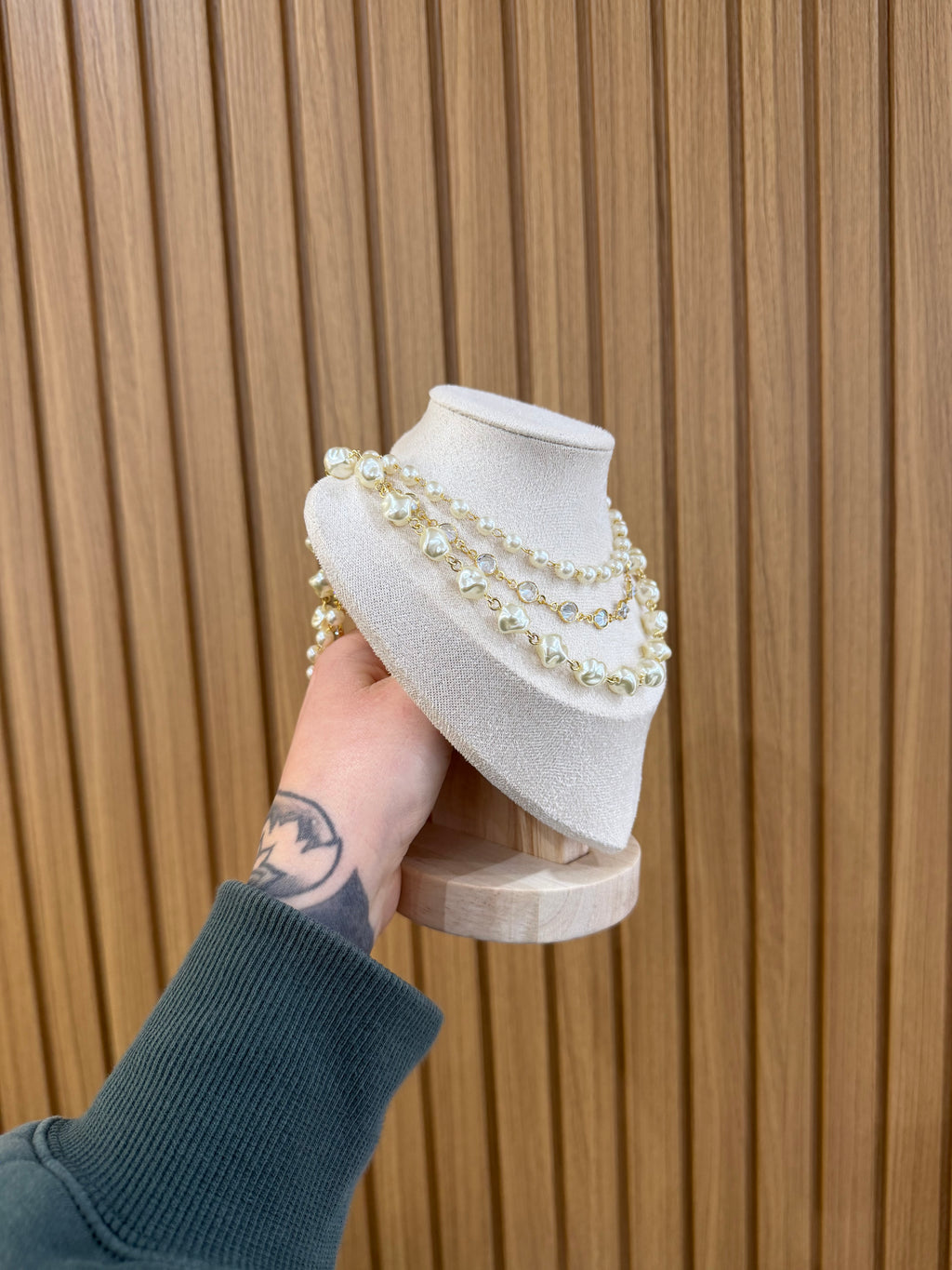 COLLANA IN METALLO MULTIFILO CON PERLE AMO VENEZIA
