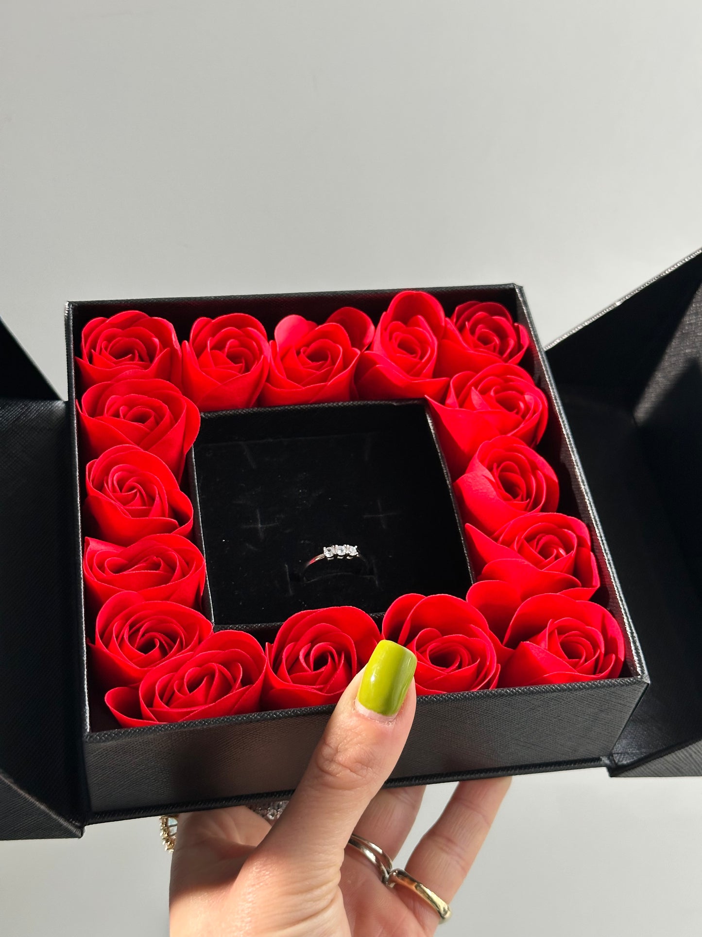 BOX ROSE CON ANELLO TRILOGY