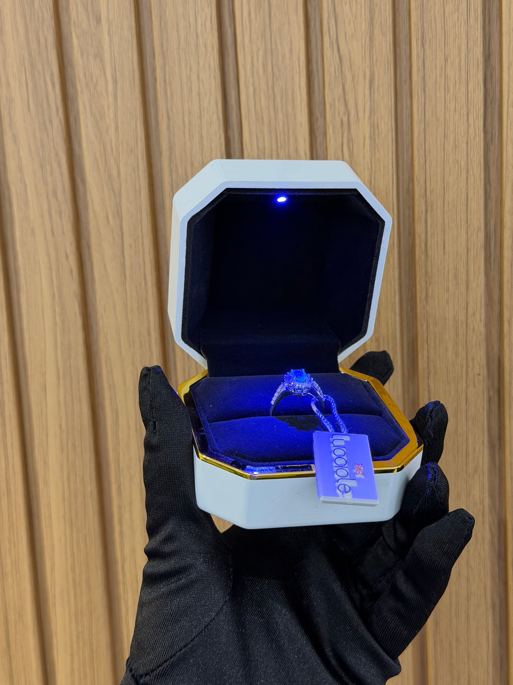 ANELLO ORO 18KT CON DIAMANTI E SMERALDO