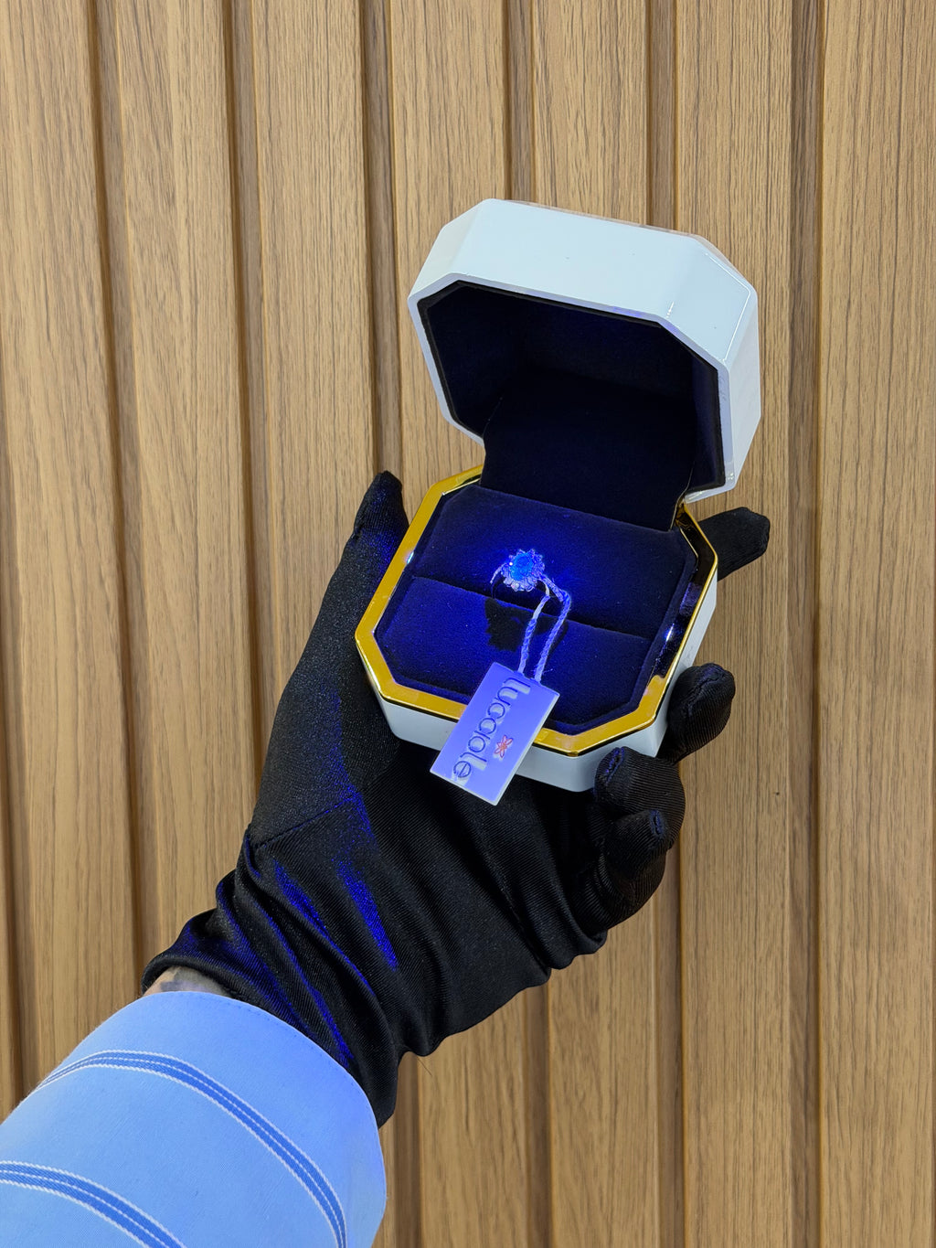 ANELLO ORO 18KT CON DIAMANTI E SMERALDO