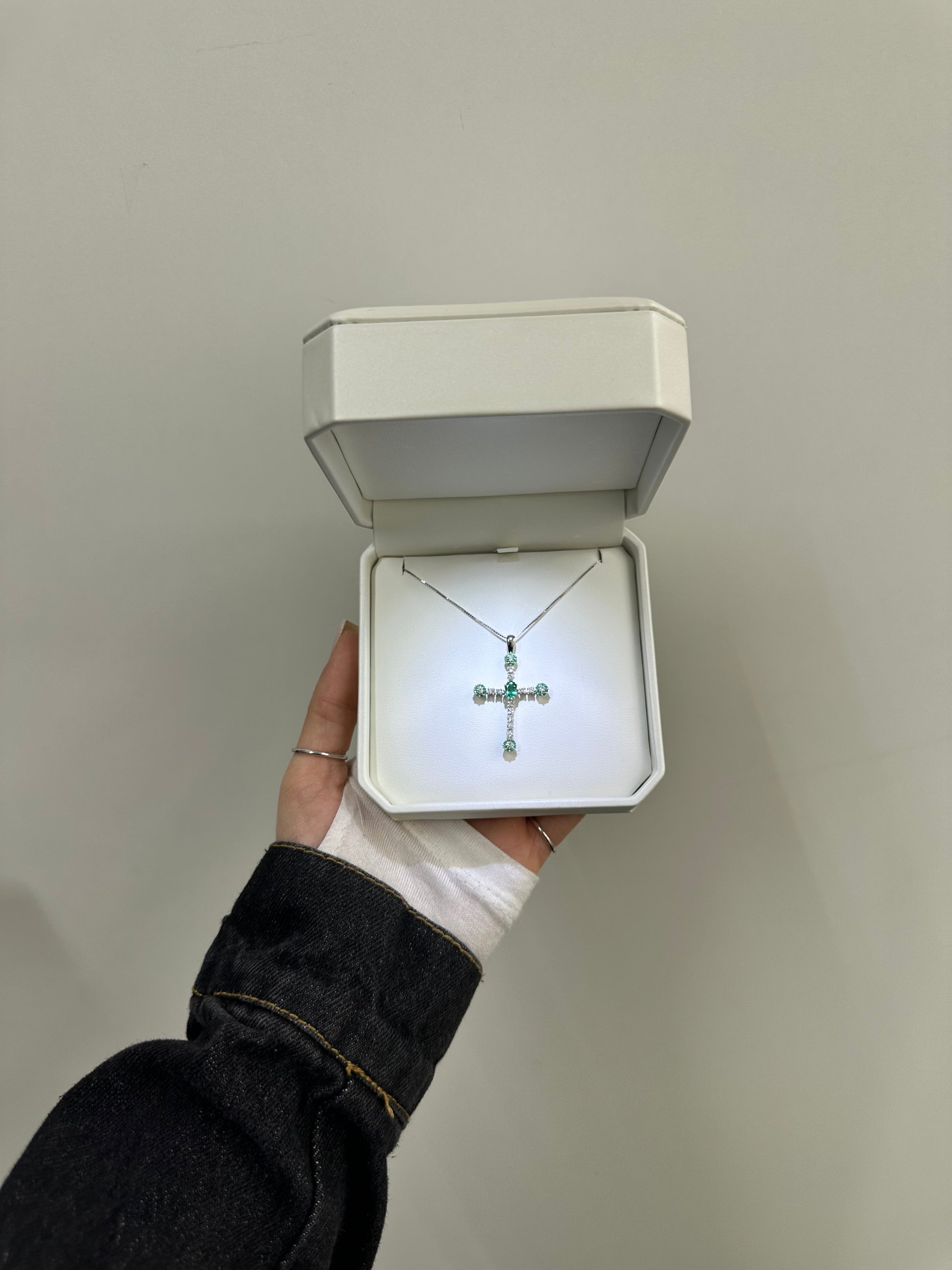 COLLANA CROCE ORO 18KT CON DIAMANTI E SMERALDI