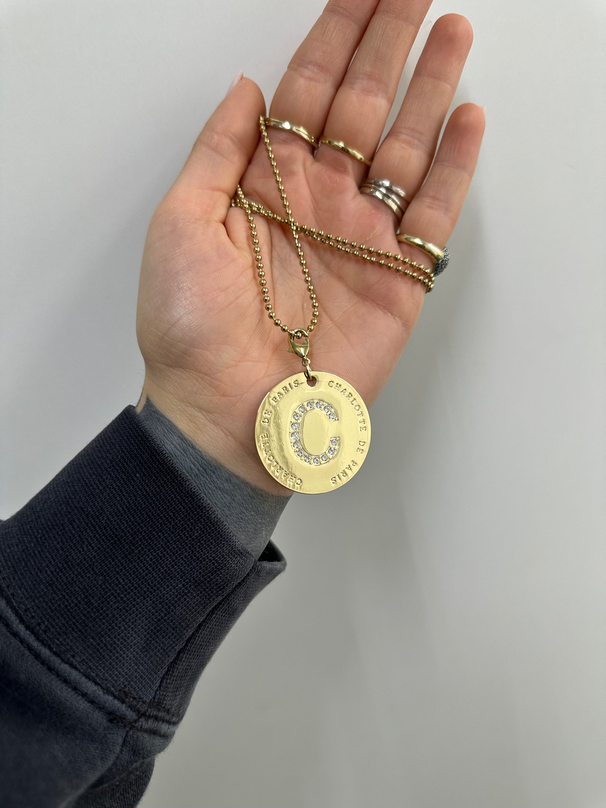 COLLANA INIZIALE IN ACCIAIO CON DORATURA LETTERA C