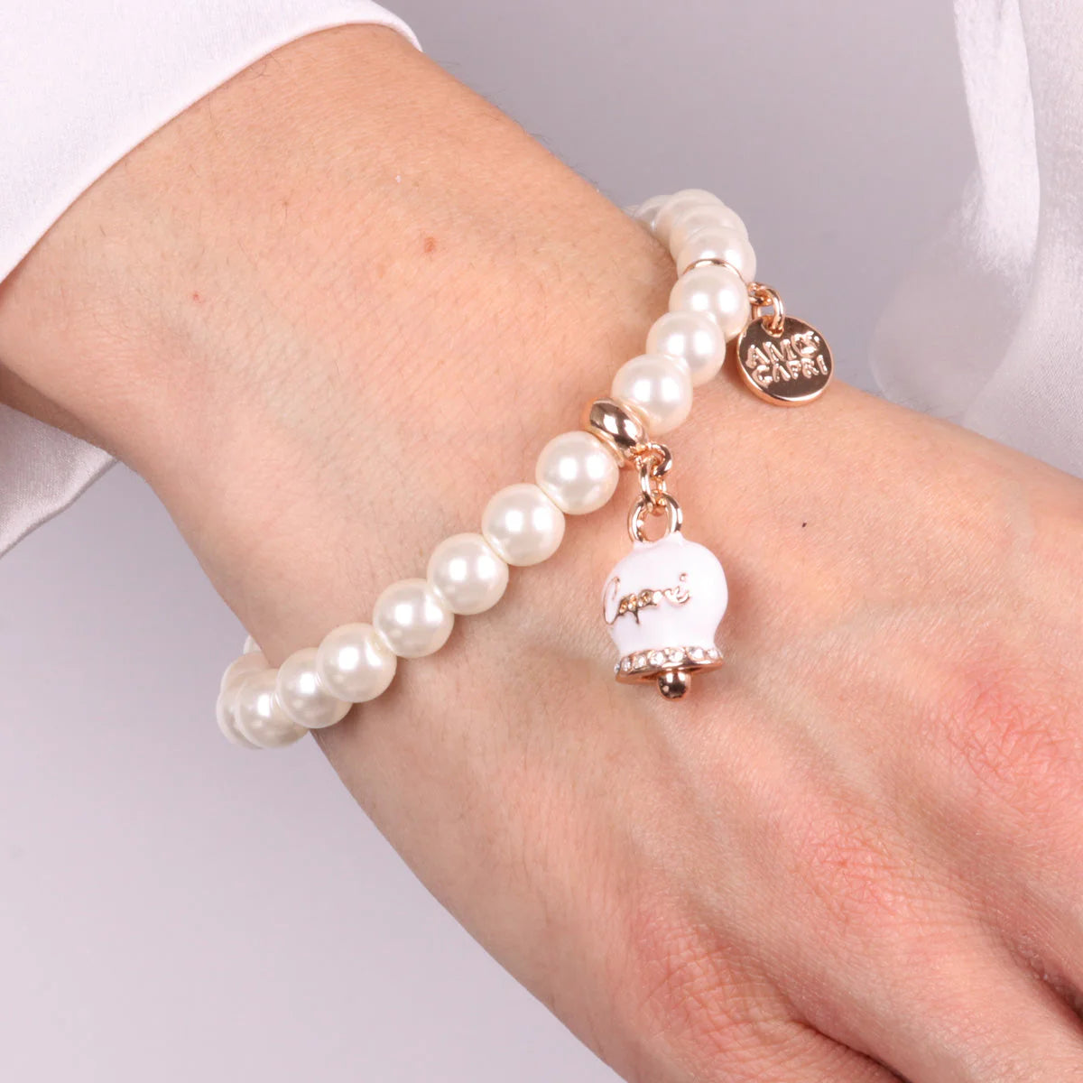 BRACCIALE IN METALLO CON PERLE E CAMPANELLA BIANCA AMO CAPRI